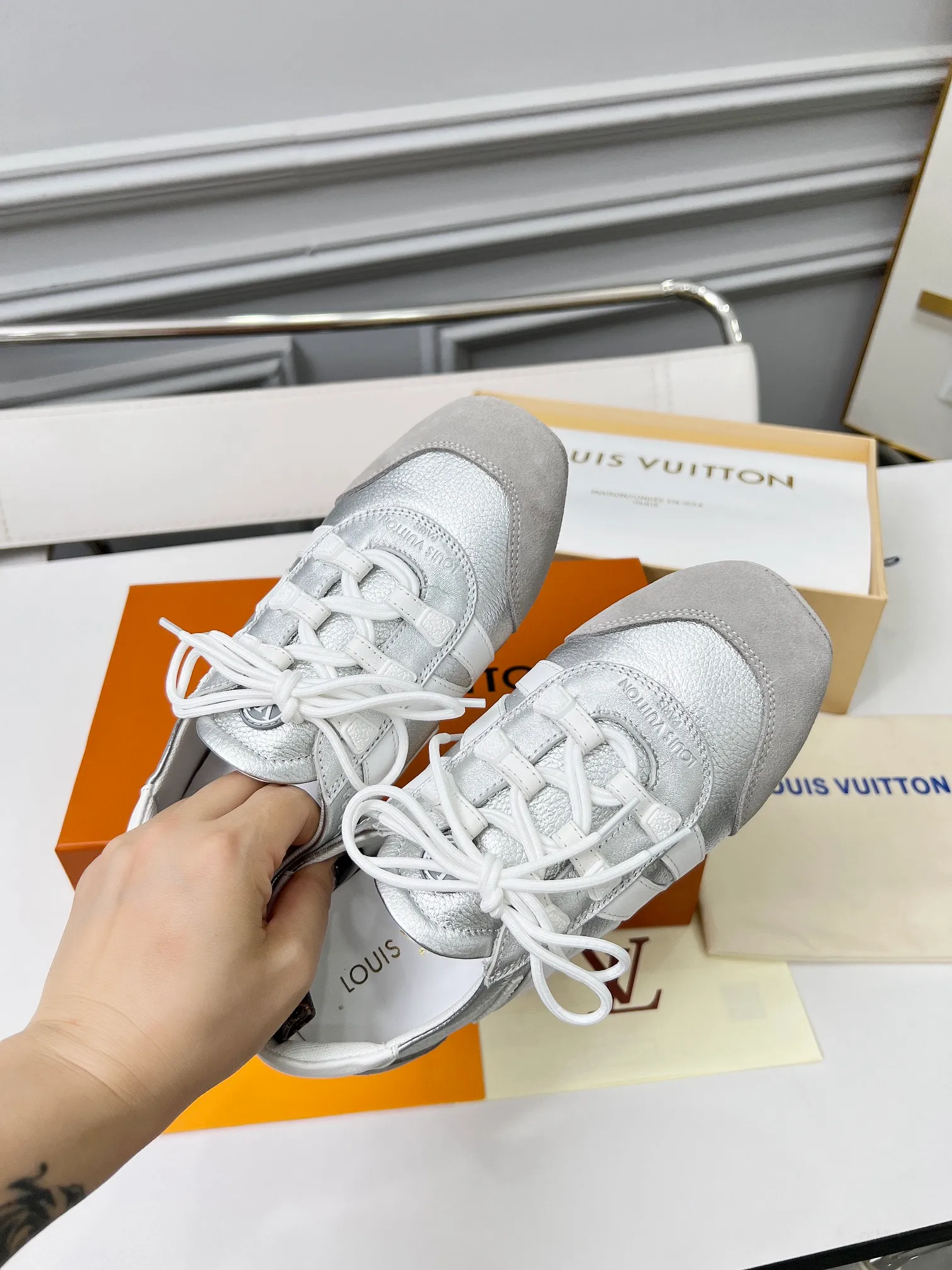 👟👟Ex-factory price 600👟👟 LV Sneakerina ballet-style sneakers are made of soft sheepskin and suede cow leather trimmings, and Monogram canvas is used to write the LV letters on the side, combining the light structure of ballet shoes with the comfortable texture of sneakers. Sacchetto craftsmanship and an injection-molded outsole complete the package, allowing for flexibility in a variety of looks. Code number: 35~41, colors are being updated...